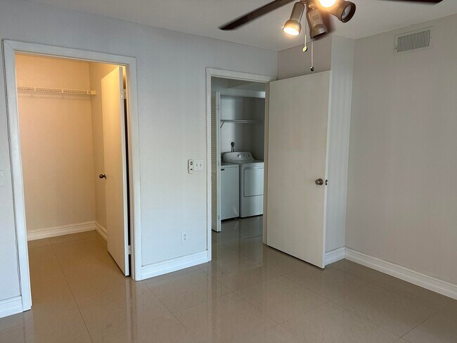 Foto del edificio - 1885 Palm Cove Blvd