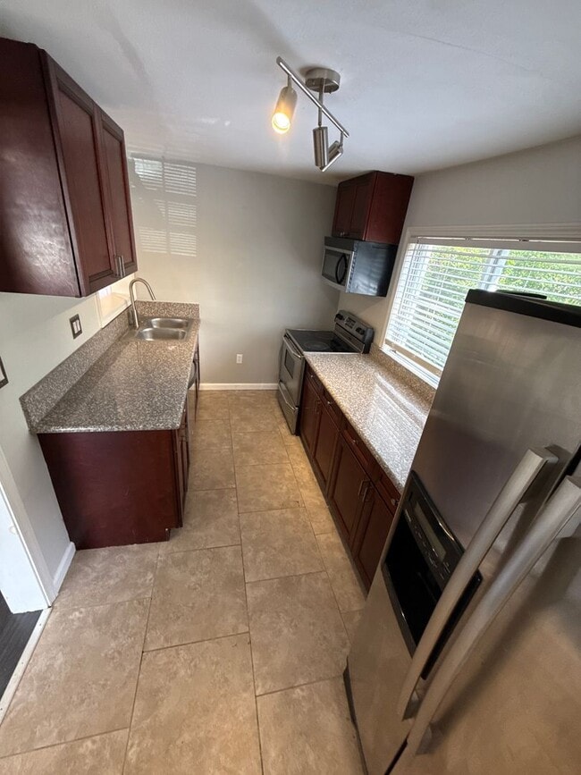 Building Photo - 1268 Eastland Rd SE