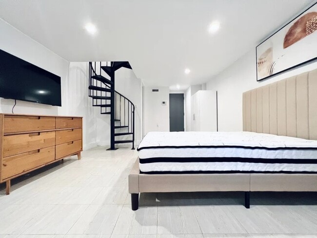 Foto del edificio - Furnished room/NOT APARTMENT