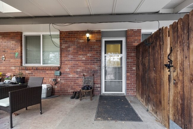 Foto del edificio - 8150 Ames Way