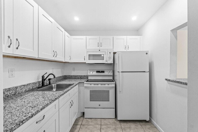 Building Photo - 52 Kingswood E