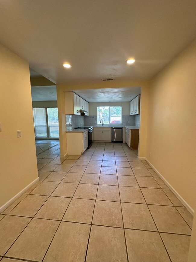 Building Photo - LOCATION, LOCATION 3bedrooms and 2 baths G...