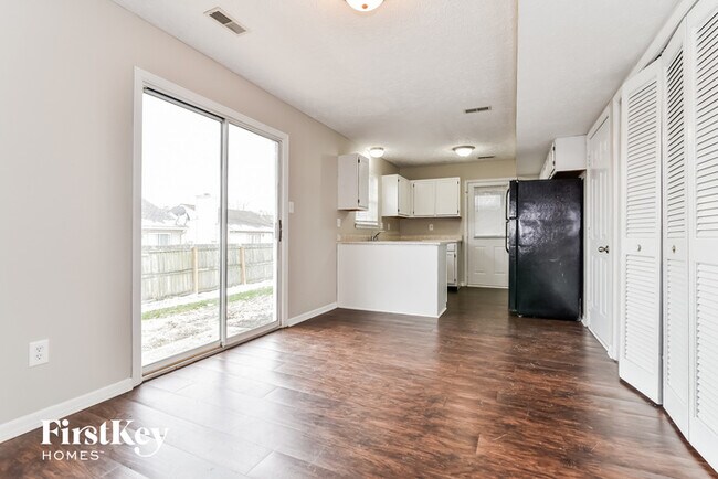 Foto del edificio - 9211 Lansburgh Cir