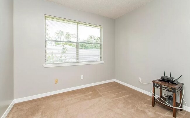 Foto del edificio - 105 Larchwood Dr