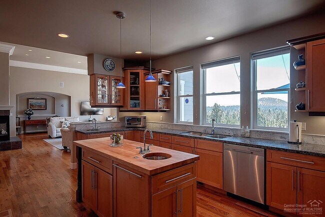 Building Photo - 3 Bed (4th office/flex) 2.5 Bath NW Bend V...