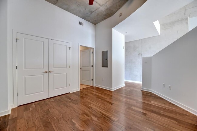 Building Photo - 360 Nueces St