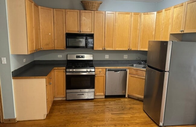 Building Photo - 5852 S Prairie Ave