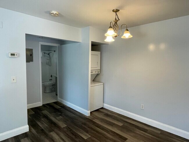 Building Photo - 650 S Pine St