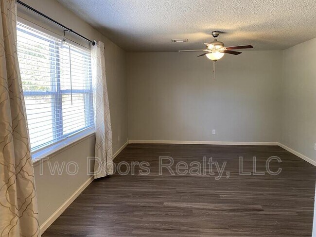 Foto del edificio - 3105 Gwendolyn Ln
