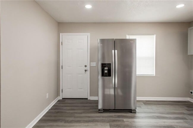 Building Photo - 301 Fireman St