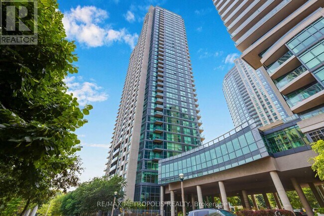 Building Photo - 215 Fort York Blvd