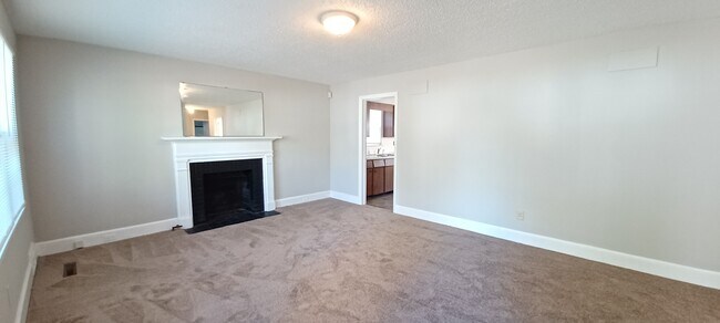 Building Photo - 604 S Oleander Ave