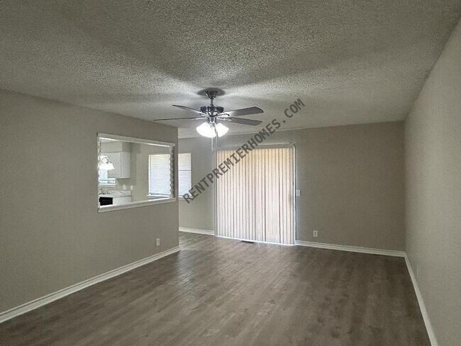 Foto del edificio - 12423 E 14th St