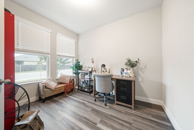 Building Photo - Charming Home Awaits: Spacious & Modern Li...