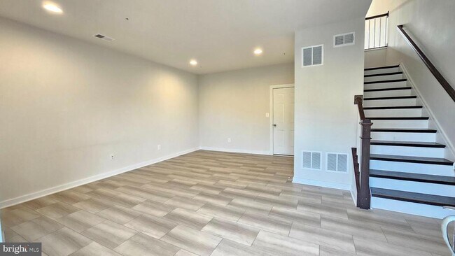Foto del edificio - 8650 Satinwood Dr
