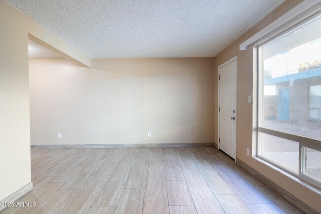 Foto del edificio - 819 S Stapley Dr