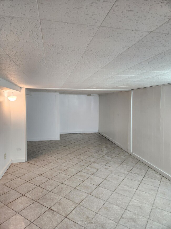 Building Photo - 715 W College Ave