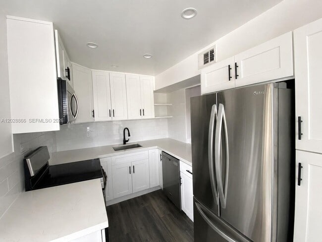 Foto del edificio - 1570 W 46th St