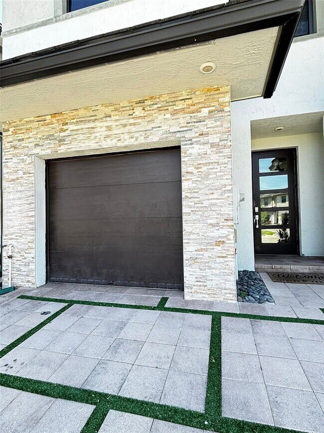 Foto del edificio - Northwest 91st Court, Miami Lakes, FL 33018 - 3 BR 2.5 BA townhouse