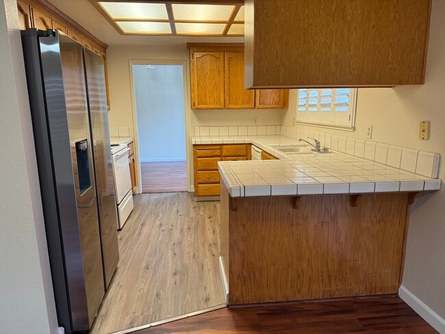 Foto del edificio - Roseville home with new carpet, paint, & shutters. Landscaper included!