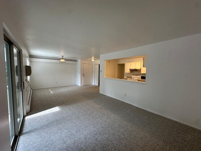 Foto del edificio - Spacious, Light-Filled 2-Bedroom Apartment...