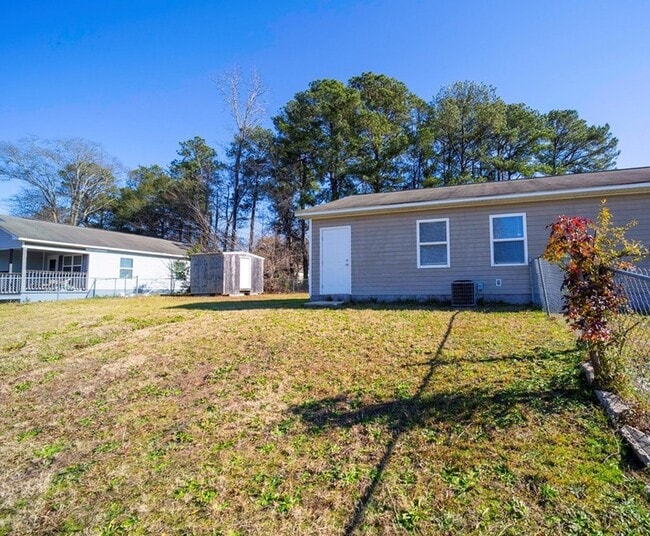 Building Photo - 2025 Shepherd Dr