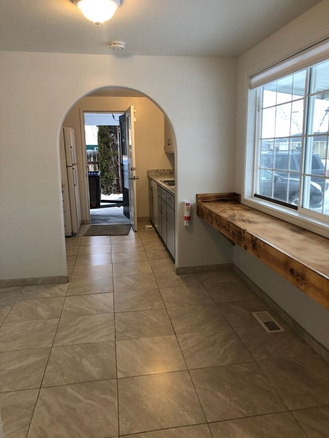 Building Photo - 114 W Northshore Dr