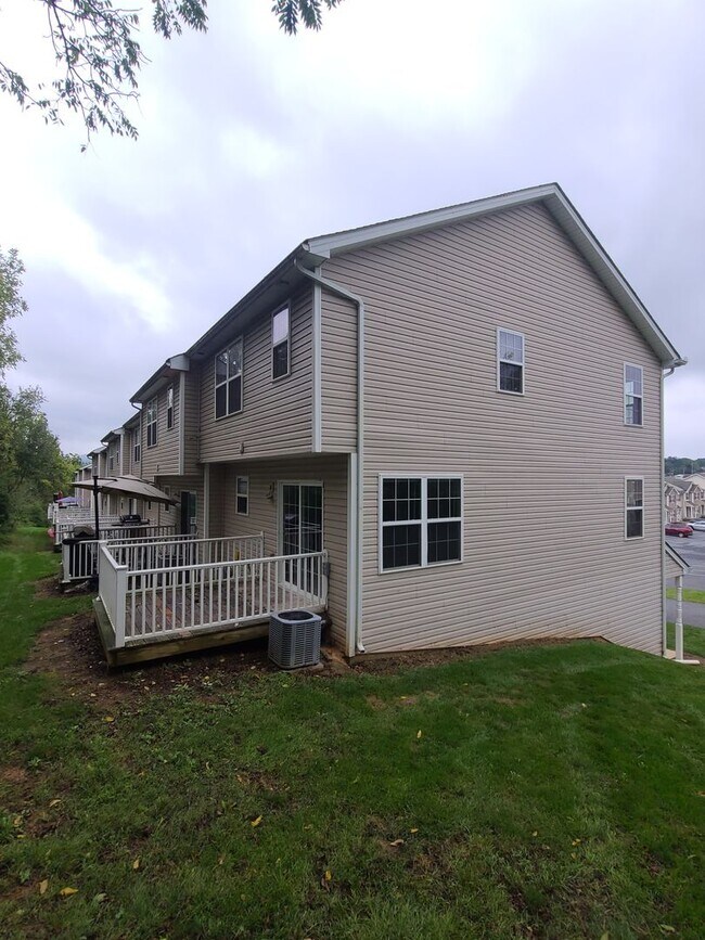 Foto del edificio - 3 Bedroom 2 1/2 bath townhouse in Waynesbo...