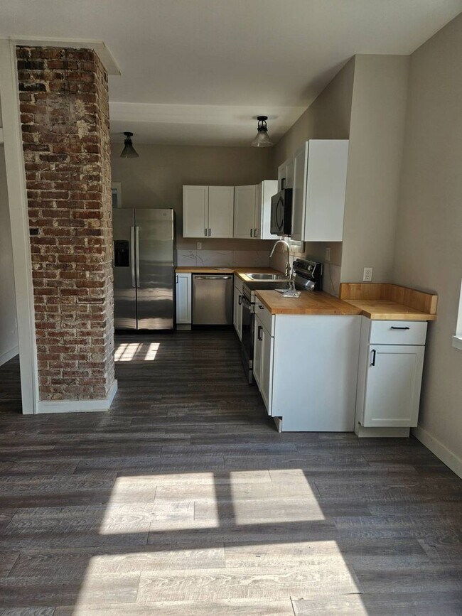 Building Photo - 812 W Pershing St