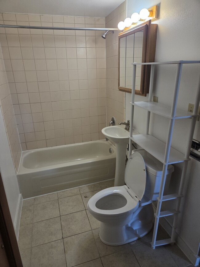 Full Bath - 610 W Wisconsin Ave