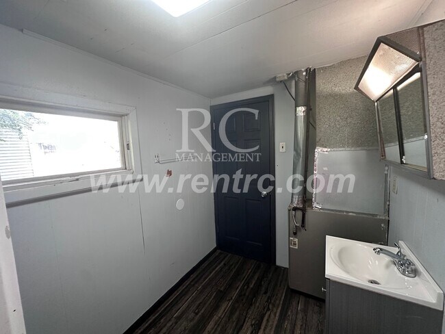 Foto del edificio - 1224-D Marion-