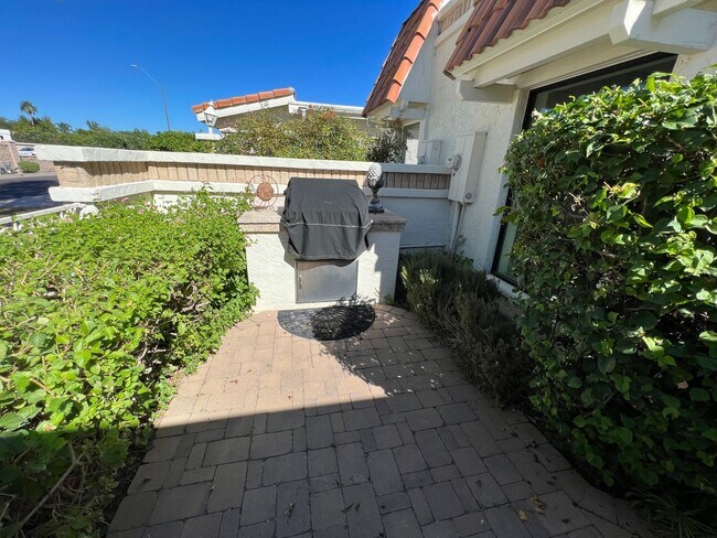 Building Photo - Luxurious in Scottsdale!