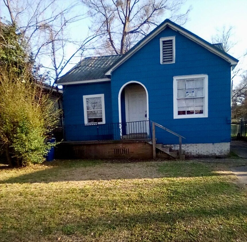 Primary Photo - 3203 1/2 Darien St