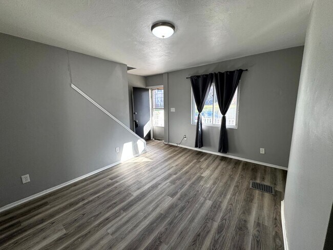 Building Photo - Lovely two bedroom, 1 bathroom Townhome on...