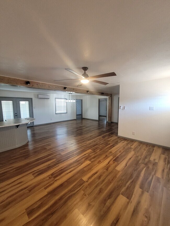 Building Photo - 3 bed 2 bath home with 1 car garage