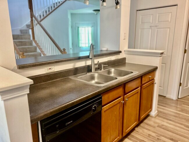 Foto del edificio - 2375 Stoughton Cir
