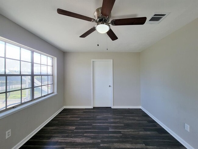Building Photo - 4119 Holloway Dr