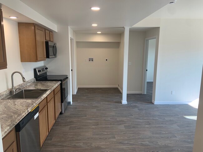 Kitchen & W/D hookups - 5825 Baer Rd