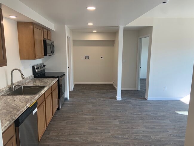 Kitchen & W/D hookups - 5825 Baer Rd