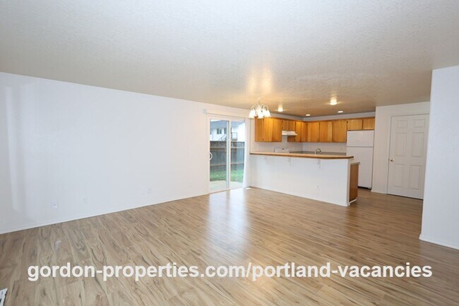 Foto del edificio - SE 73rd Ave - 3 bedroom townhouse in Mt Scott-Arleta neighborhood