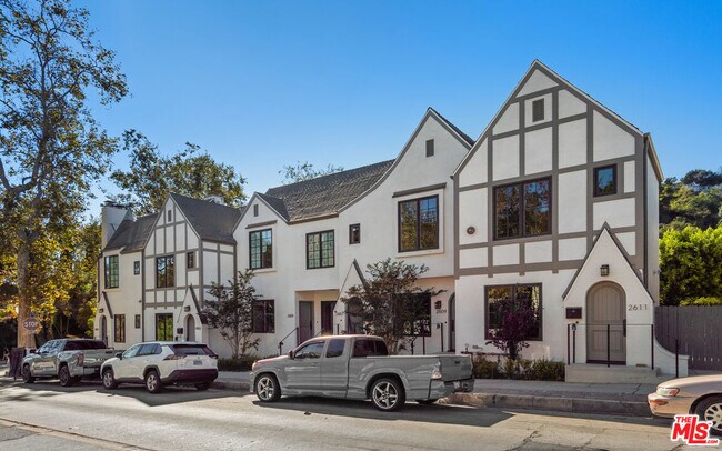 Foto del edificio - 2607 Beachwood Dr