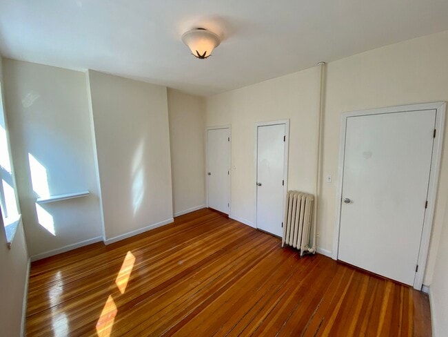 Foto del edificio - Renovated 3-Bedroom in Kenmore | High Ceilings | 9/1