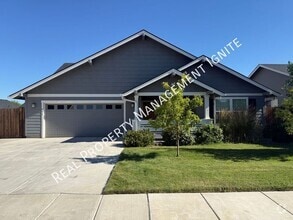 Building Photo - 451 NE Oak Ave