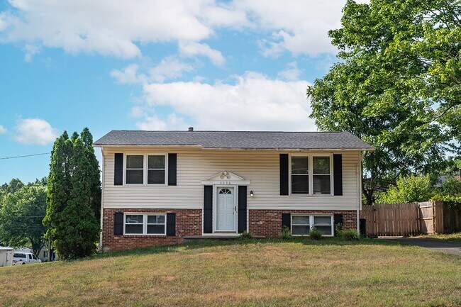 Building Photo - Great 4 Bedroom House