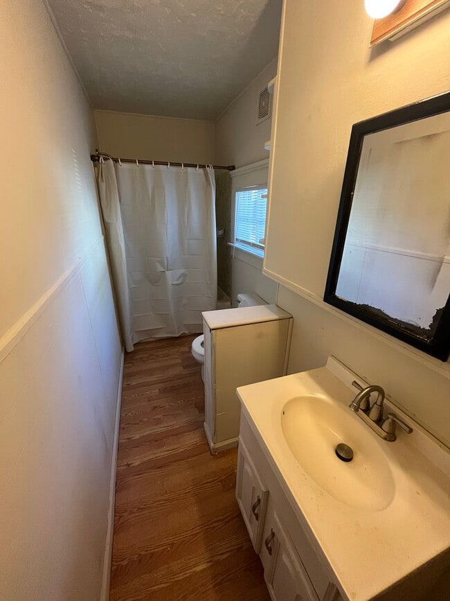 Building Photo - 4 bedroom 2 bath home in Rockford