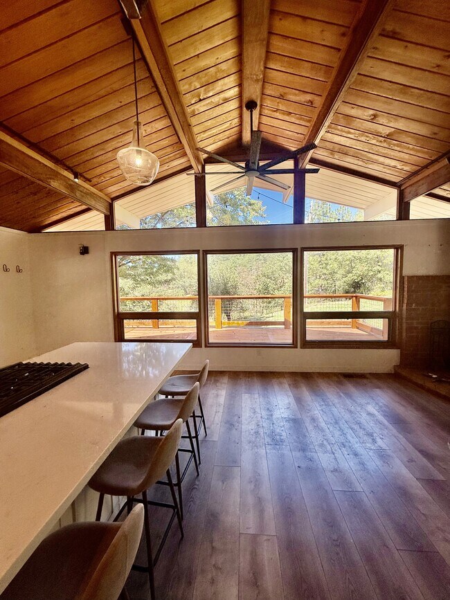 Building Photo - 12392 Bitney Springs Rd