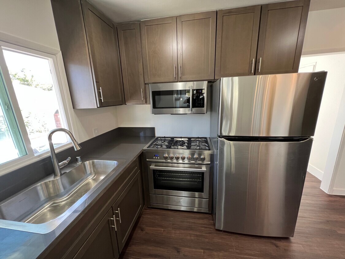 Primary Photo - 1137 W 9th St