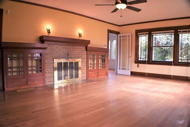 Building Photo - Clackamas River House MOVE-IN SPECIAL!