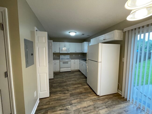 Building Photo - 119 Tillett Ln