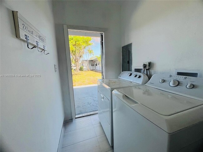 Building Photo - 13390 NE 6th Ave